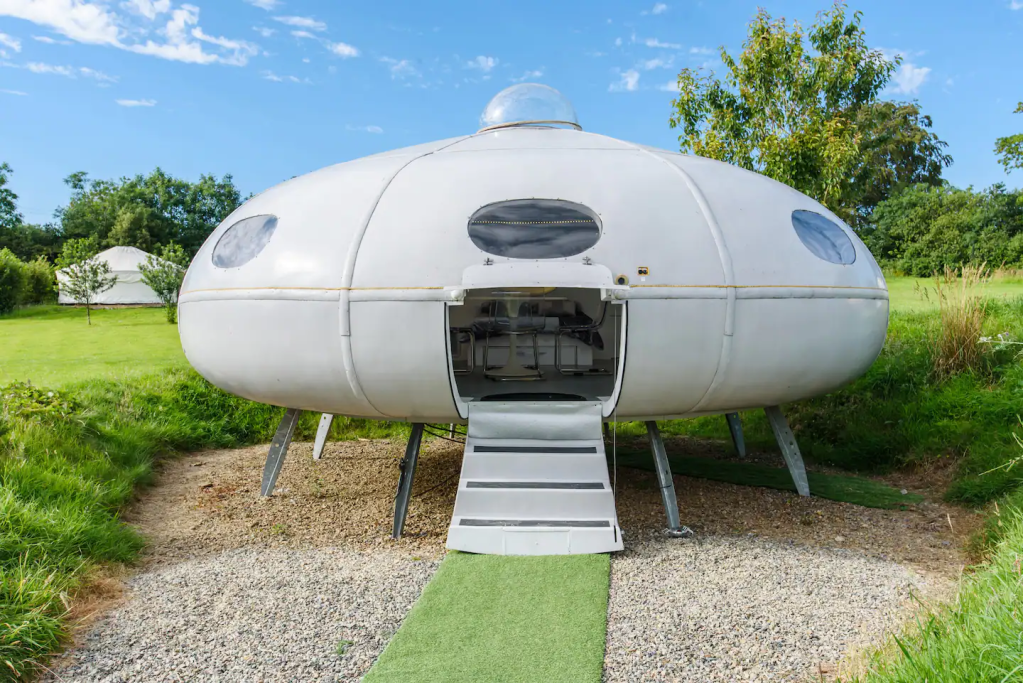UFO 'Futuro styled Flying Saucer' - Redberth, UK